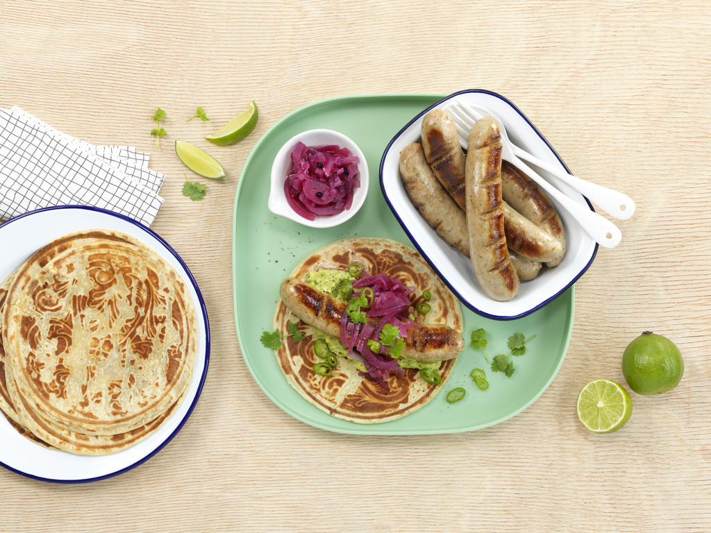 Pølser med lomper og syltet rødløk