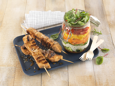 Grillspyd med svinekjøtt og salat i glass