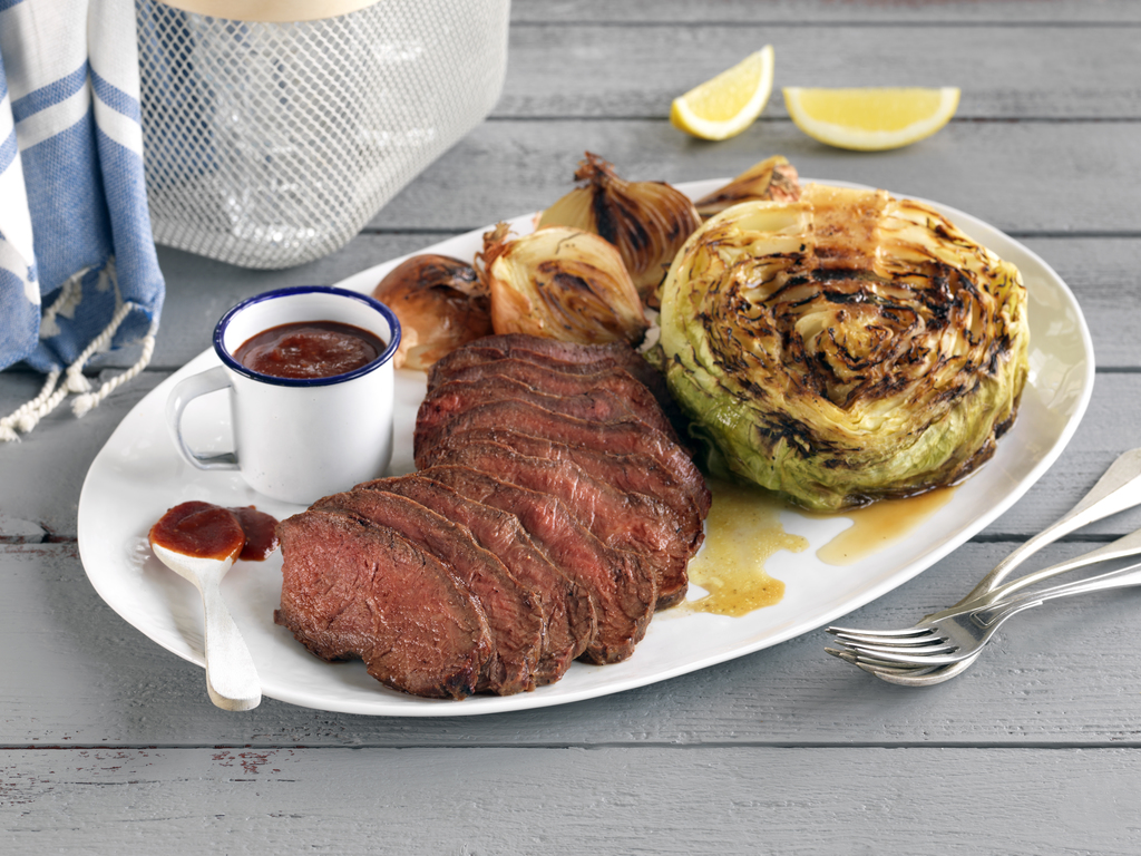Ytrefilet av storfe med grillet kål og bbq-saus