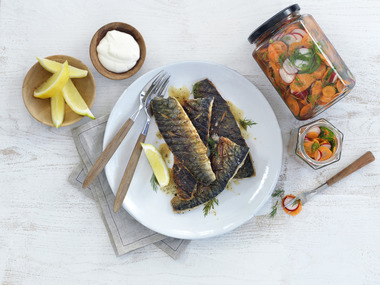 Grillet makrell med syltede grønnsaker