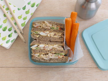 Brødskive med kyllingsalat