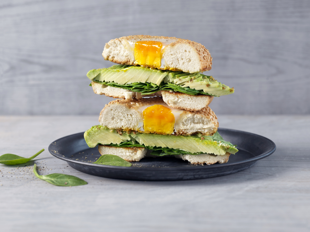 Bagel med avokado og egg