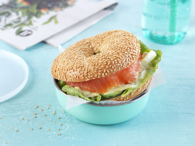 Bagel med eggesalat og røkelaks