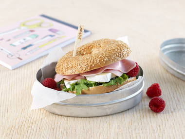 Bagel med brie og skinke