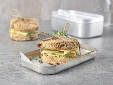 Grove scones med urtesmør og ost