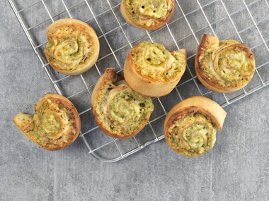 Pizzasnurrer med skinke og pesto