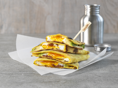 Quesadilla med egg og bacon