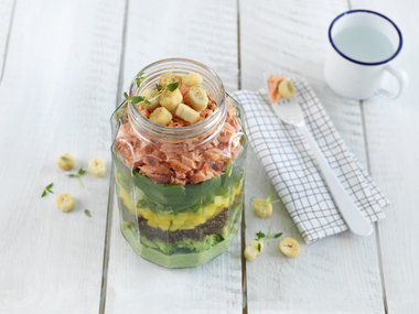 Salat med varmrøkt laks