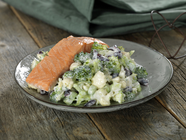 Laks med brokkoli- og blomkålsalat