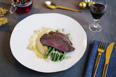 Reinsdyr flatbiff med brunet løkpuré  