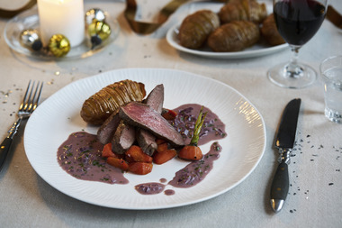 Reinsdyrfilet med rød smørsaus og hasselbackpoteter                
