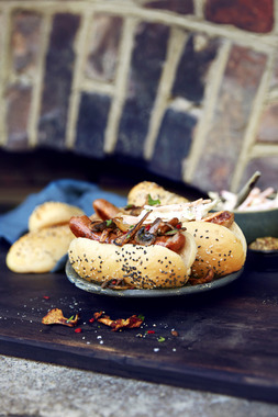 Pølsebrød med sesamfrø