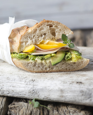 Baguette med kylling, avokado og rømmedressing_stående_1