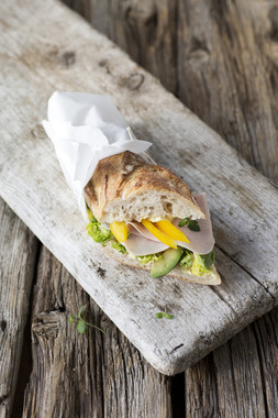 Baguette med kylling, avokado og rømmedressing_stående_2