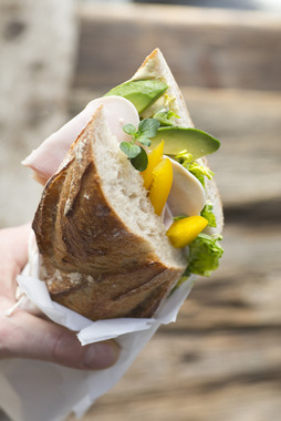 Baguette med kylling, avokado og rømmedressing_stående_4