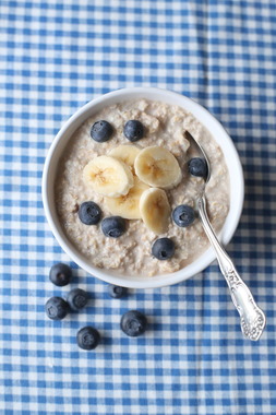 Kjøleskapsgrøt med banan og blåbær