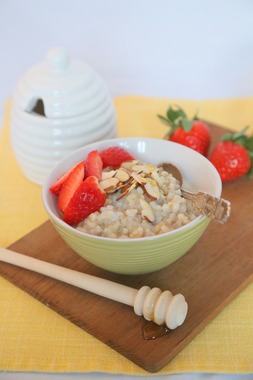 Byggrynsgrøt med honning og nøtter