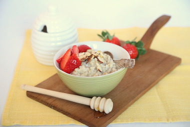 Byggrynsgrøt med honning og nøtter