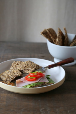 Knekkebrød med bygg og valnøtter