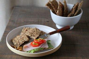 Knekkebrød med bygg og valnøtter