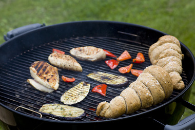 Cones med grillede grønnsaker og kylling på grill