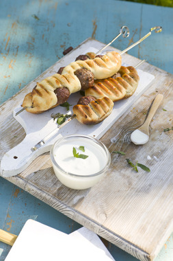 Grillspyd med kjøttboller og pinnebrøddeig