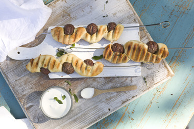 Grillspyd med kjøttboller og pinnebrøddeig