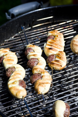 Grillspyd med kjøttboller og pinnebrøddeig