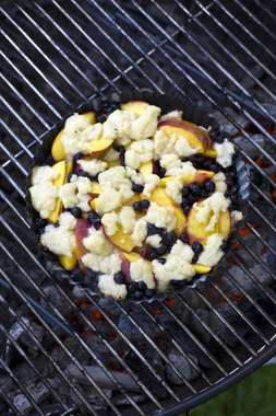 Smuldrepai med nektarin og solbær