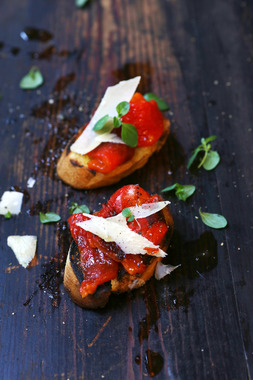 Bruschetta med grillet paprika og parmesan