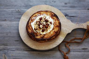 Blinis med rømme, nøtter og honning