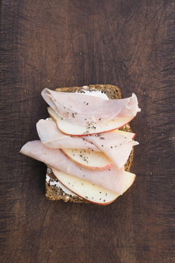 skive med kremost, skinke og eple