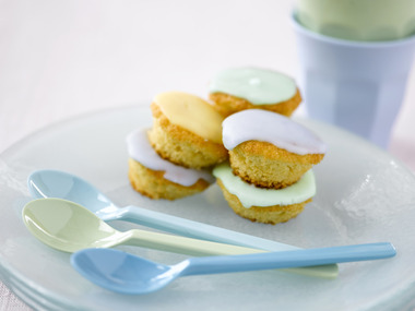 Muffins med melisglasur i blått, grønt og gult