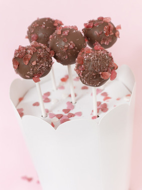 Bringebær cake pops
