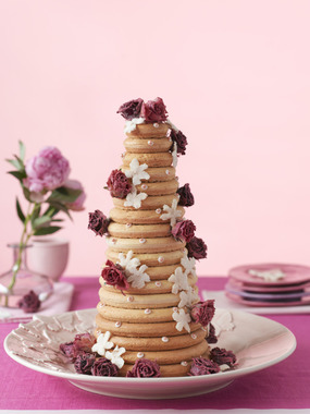 Kransekake med blomsterpynt