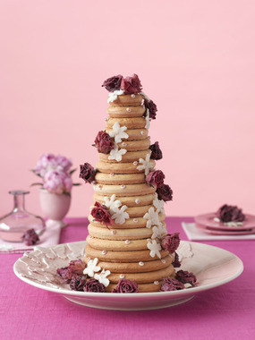 Kransekake med blomsterpynt
