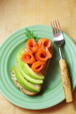 Smørbrød med røkelaks og avokado