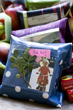 Sett ditt personlige preg ved å legge inn bilder, hilsener, penger, blomster, kart m.m. i lommen foran.