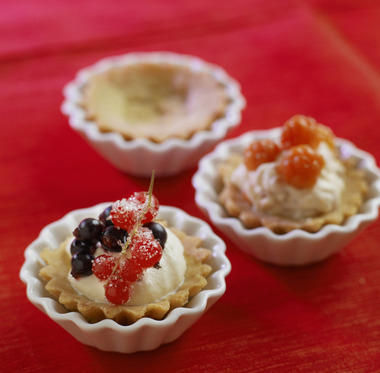 Sandkaker med krem og bær