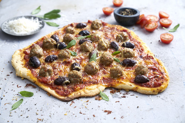 Pizza med kjøttboller og oliven                  