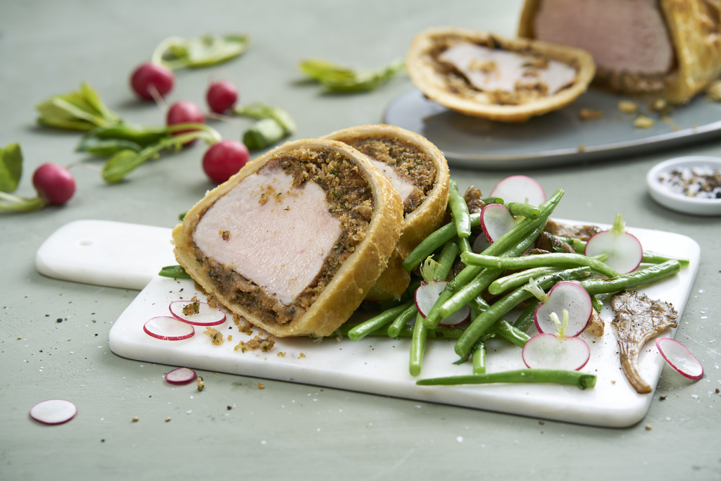 Innbakt svinefilet med sopp og løk                               