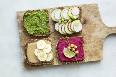 Hjemmelaget pålegg: hasselnøttsmør og banan, grønn pesto og rødbetehummus