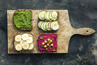 Hjemmelaget pålegg: hassenøttsmør og banan, grønn pesto og rødbetehummus