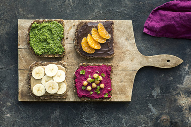 Hjemmelaget pålegg: hassenøttsmør og banan, grønn pesto, sjokoladepålegg og rødbetehummus