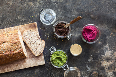Hjemmelaget pålegg: sjokoladepålegg, rødbetehummus, hasselnøttsmør og grønn pesto