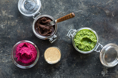 Hjemmelaget pålegg: sjokoladepålegg, rødbetehummus, hasselnøttsmør og grønn pesto