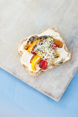 Blings med grillede grønnsaker og hummus