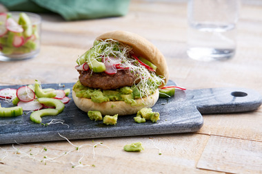 Lammeburger med agurksalat og avokado                               