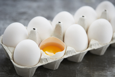 Eggekartong med rått egg