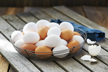 Hvite og brune egg i kurv